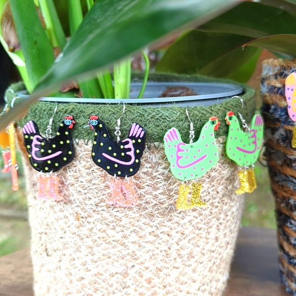 NWT/IP: (unbranded) 🐣🐔👢🤠 COWBOY BOOT CHICKEN🤠👢🐔🐣 acrylic dangle earrings - Picture 4 of 7
